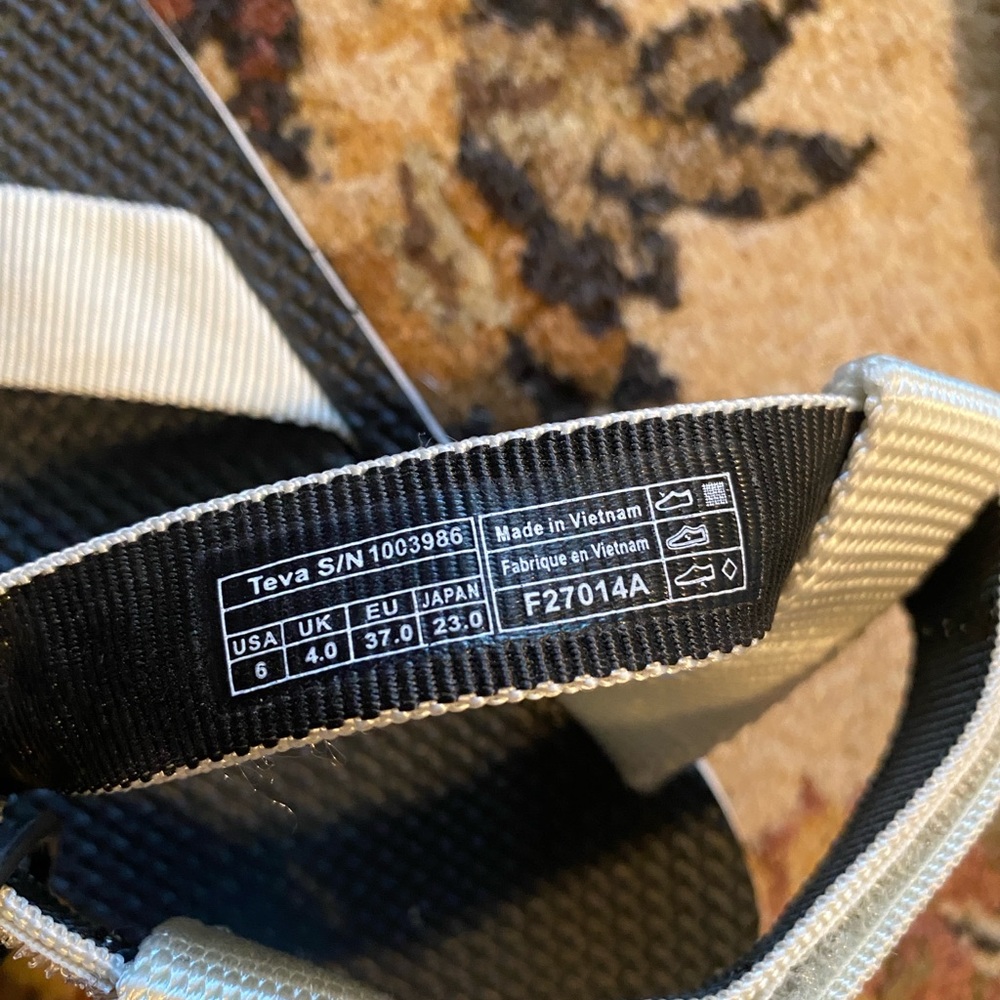 Teva Black and White Striped Sandals flip flop style size 6 like new - Picture 7 of 7